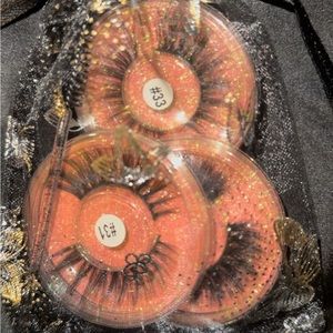 Pair of 3 eyelashes in pink or black with eyelash brush